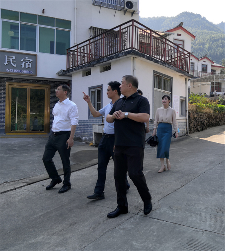 图1 在井冈山华润但愿幼镇调研_副本.jpg